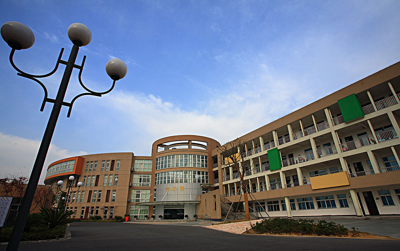我一直以为出生率那么低，也不至于太快反映出来吧。结果刚开学，刚升小学五年级的儿子告诉我。他们现在五年