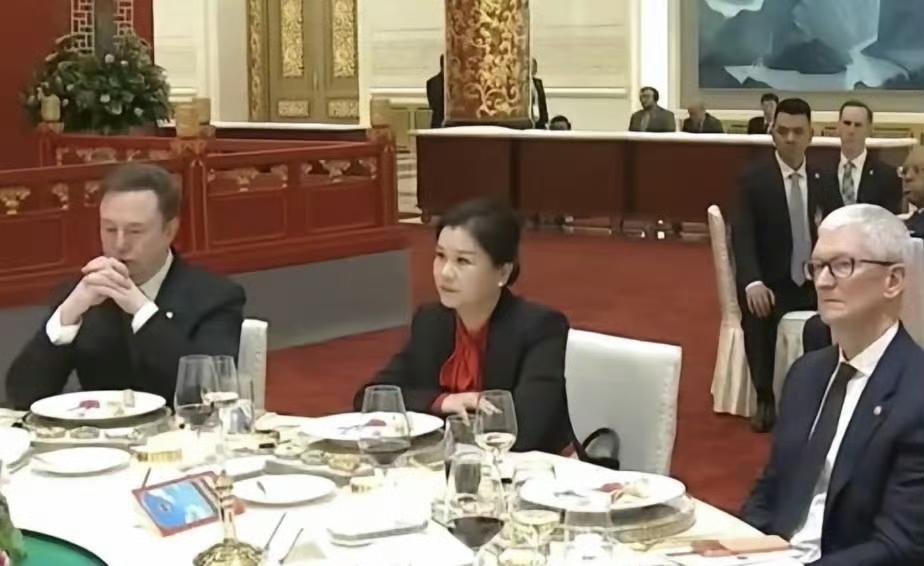 欢迎宴会上，马斯克这一桌主陪可能是蓝思科技的周群飞，主宾是马斯克，副宾是库克，马