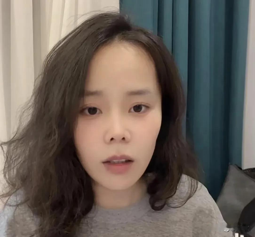 许敏近日忙着奔波，而熊磊依旧是不停的直播，她在直播间笑的很开心，一看就是人生赢家