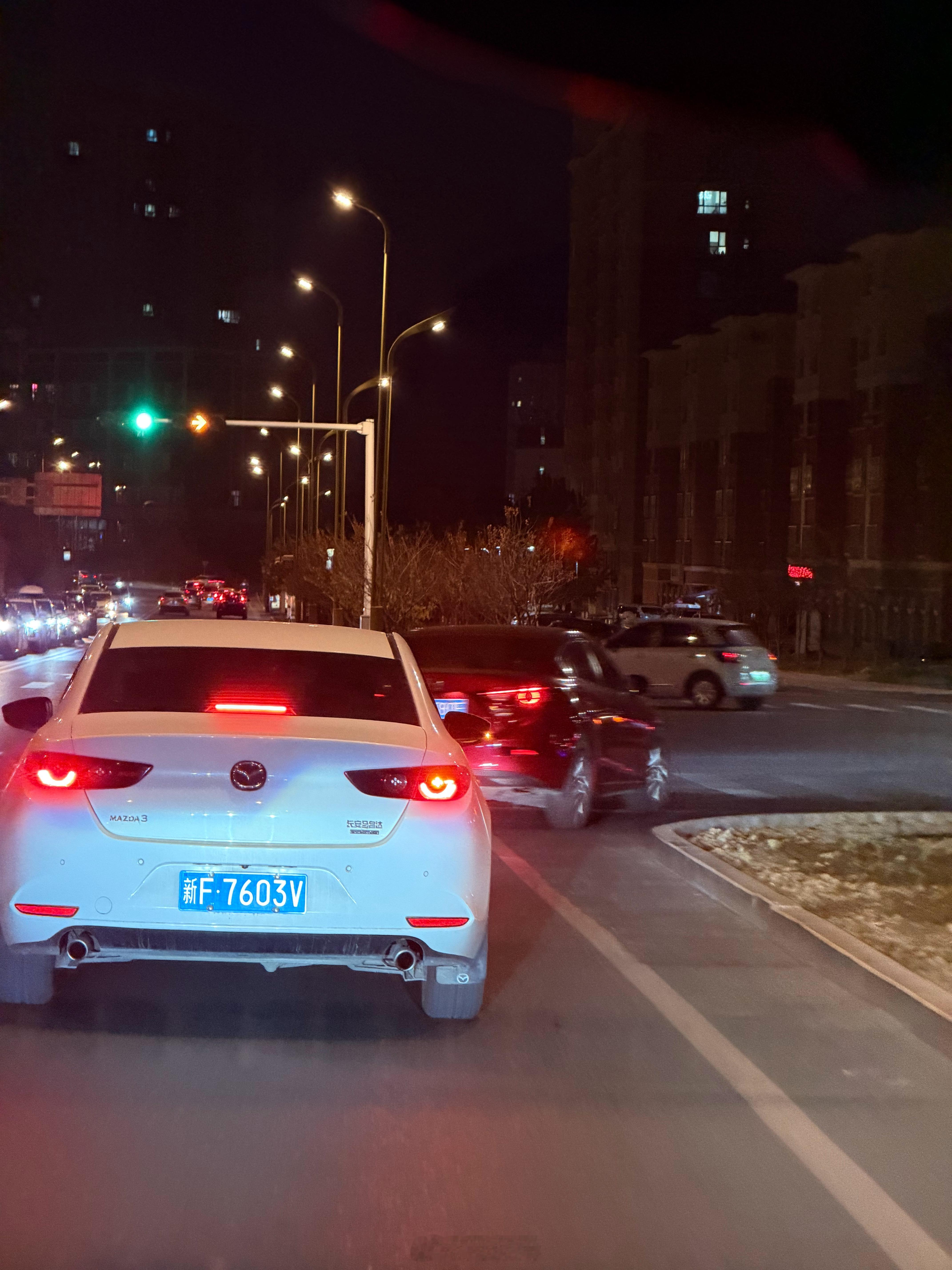昨天在伊宁转了转，我发现马自达好多啊哈哈哈哈，还有个两代马3同框，没想到没想到～