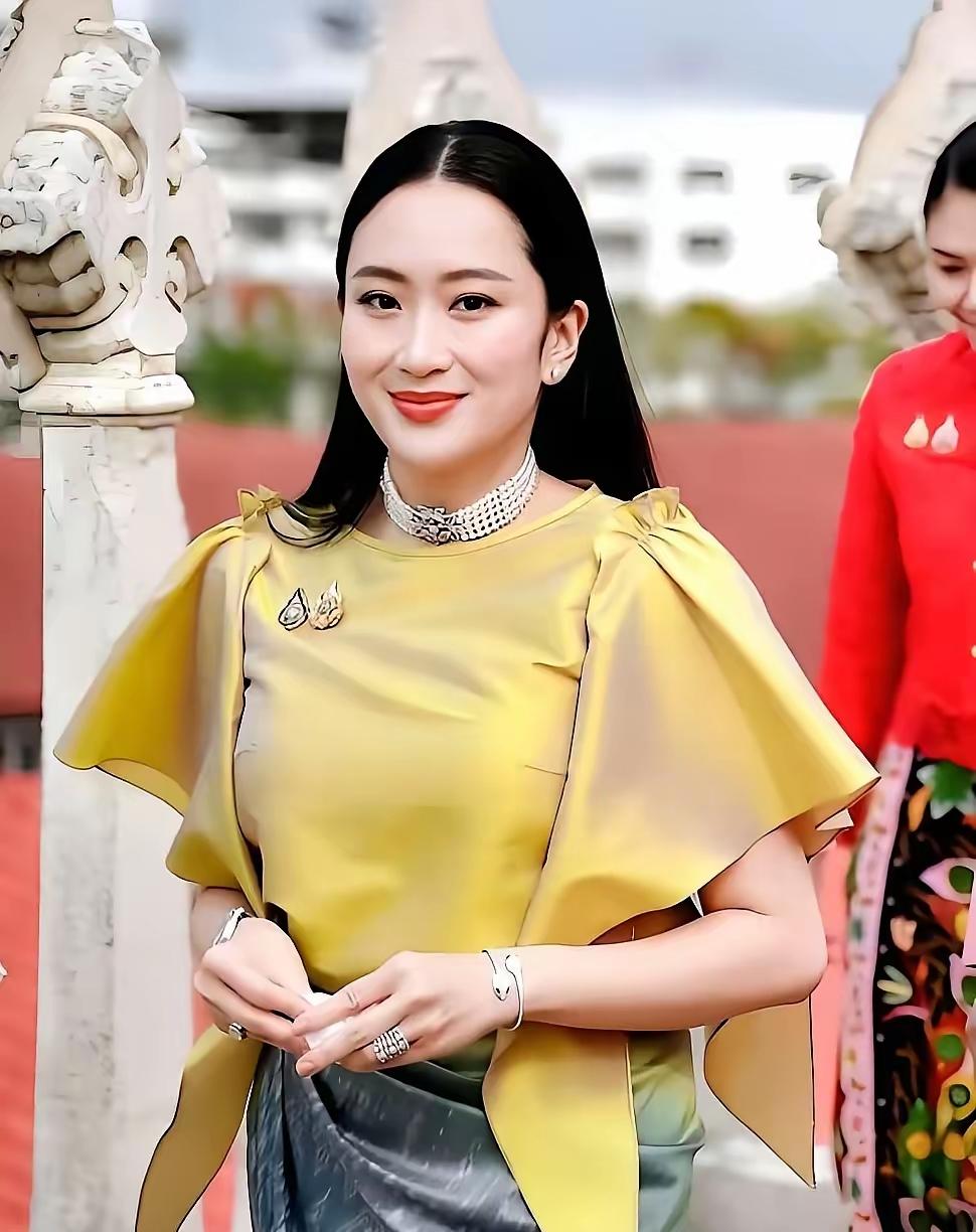 泰国大选进入白热化，根据最近几日民调显示，人民党纳塔蓬以29.08%支持率一骑绝