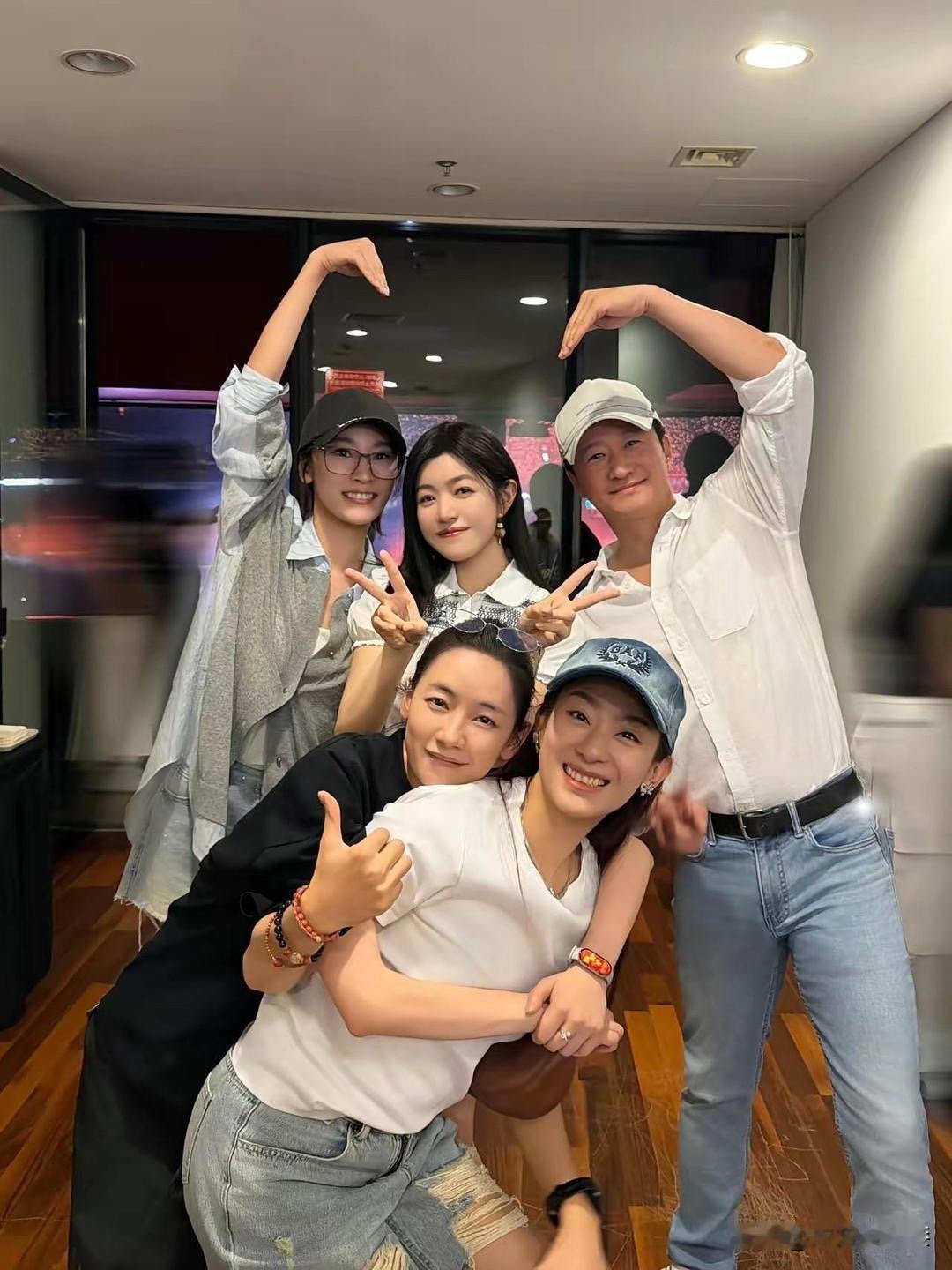 谢楠这身打扮真的很惊艳，看上去比其他女明星都漂亮，吴京的状态也很好，不像中年大叔
