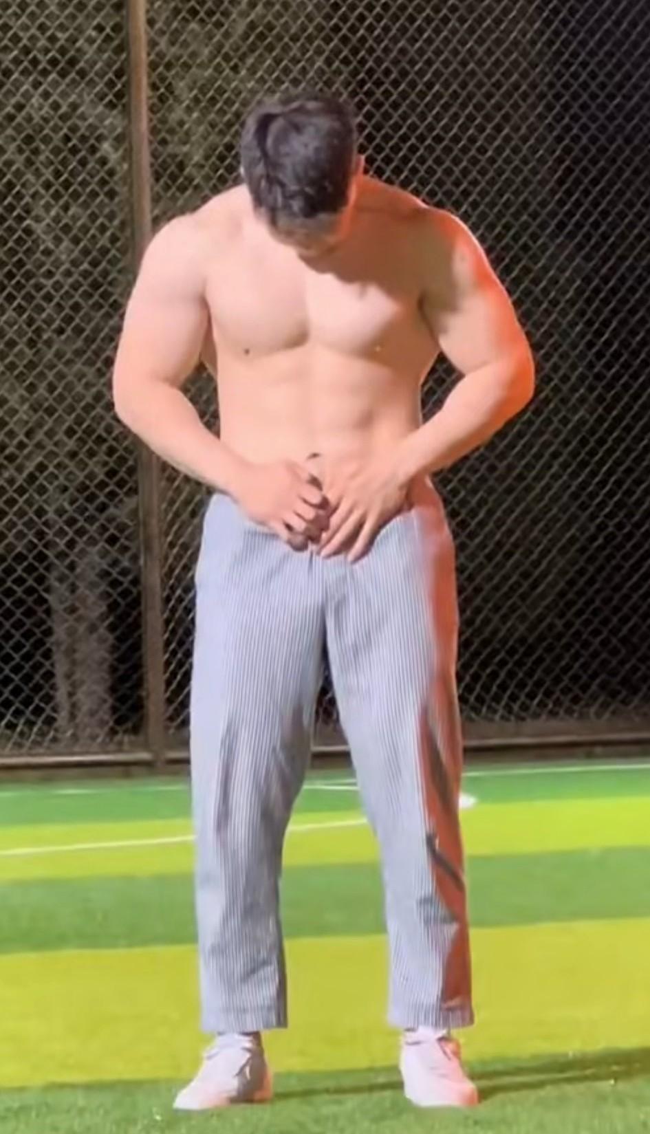 这种身材好看吗？感觉男人这种身材是最标准的，不胖不瘦的刚刚好，身材骨架很板正，健