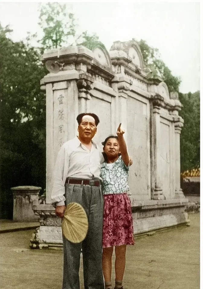 1949年8月，北京香山双清别墅内，毛主席与小女儿李讷留下了一帧充满温情的父女合