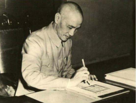 蒋介石这个人有个“怪癖”，那就是只喝35度的温开水，从不喝茶。有人说他自律，有人