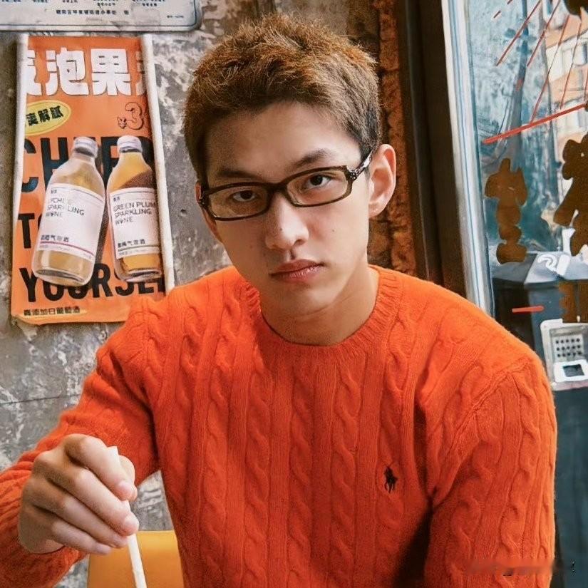 李嘉格找的这个男人一言难尽，面相一看就是狠人。眼神阴恻恻的，透着无情狠辣。车