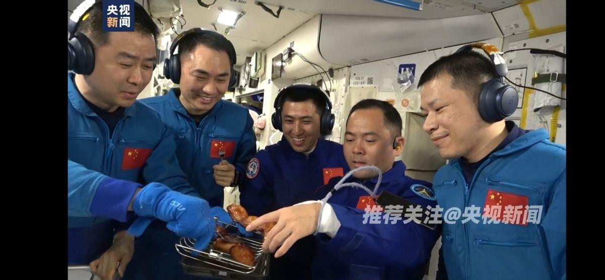 看到中国宇航员吃上烤翅，外国人破了大防：我们做不出中国人那样的烤箱这次中国宇