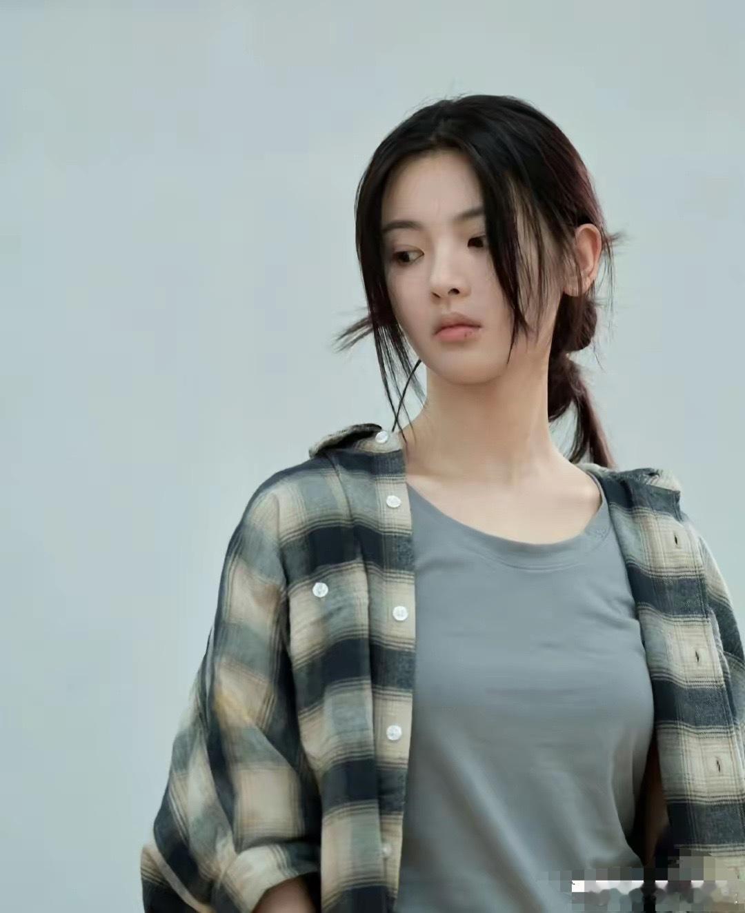 我的天啊，不敢睁开眼，是我的幻觉!杨超越的素颜状态，居然这么让人意想不到呀！意想