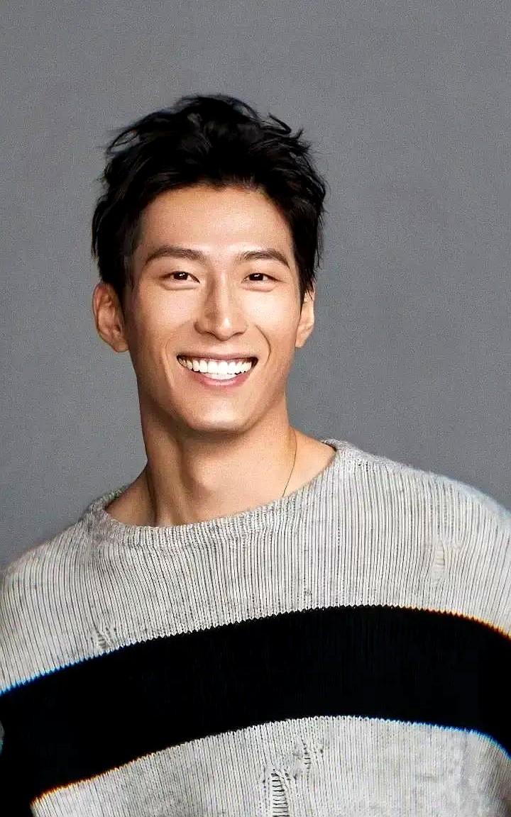 娶了赌王千金后，窦骁干的最疯的一件事。他被骂软饭男也不吭声，自己花光积蓄求婚，