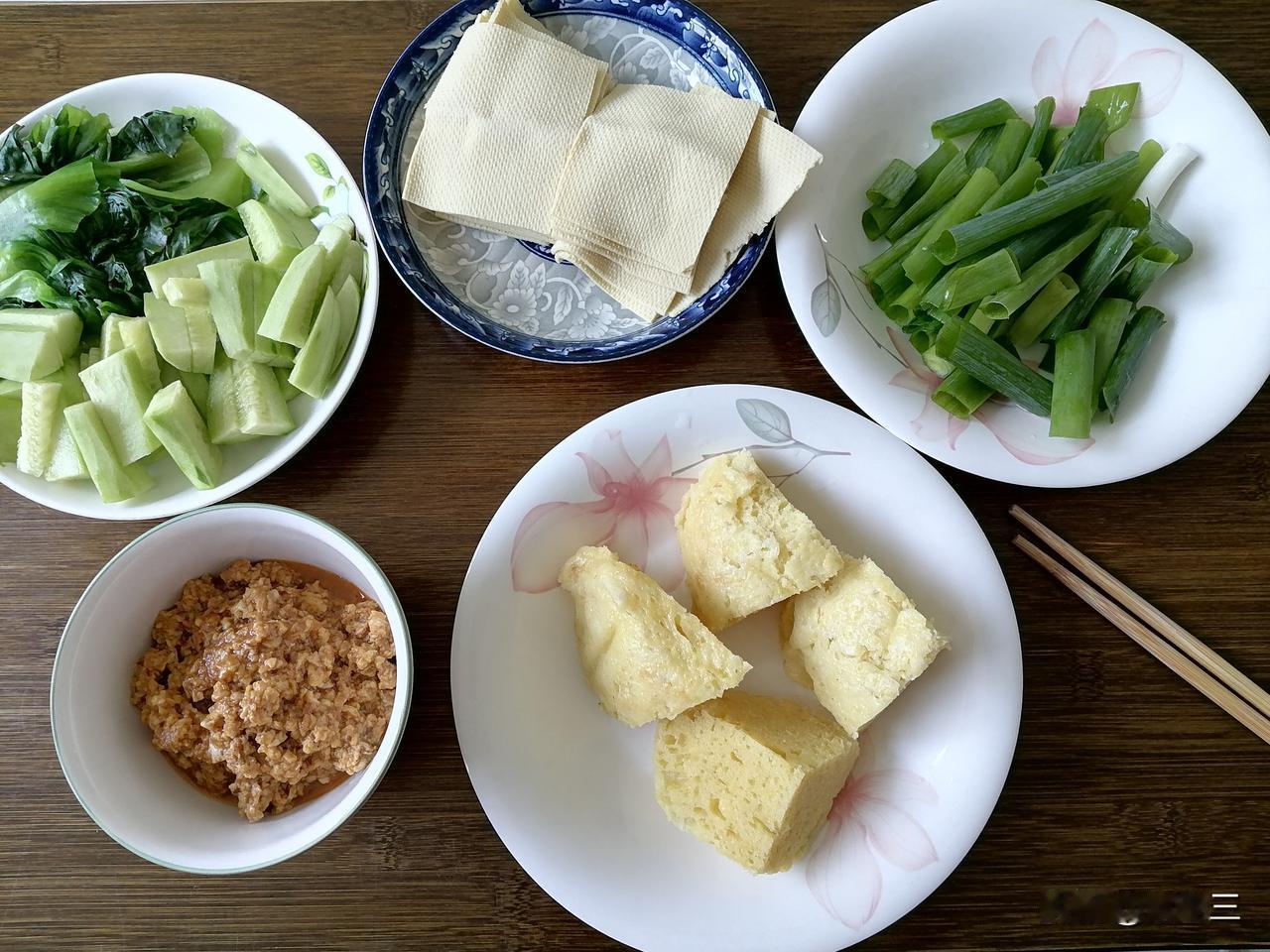 傍晚，一位老朋友找我吃饭，我犹豫再三，还是没去。我是没敢去。下午三点钟，一位