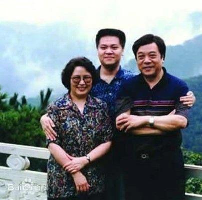 有一次，赵忠祥带着儿子赵方和倪萍一起用餐，倪萍随口询问赵方：方子今年多大年纪了？