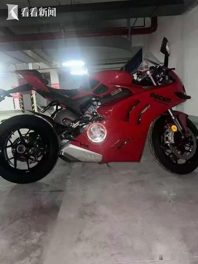生病不是偷车的理由！上海，女子花21万买的红色杜卡迪V4摩托车，停进小区地库，全