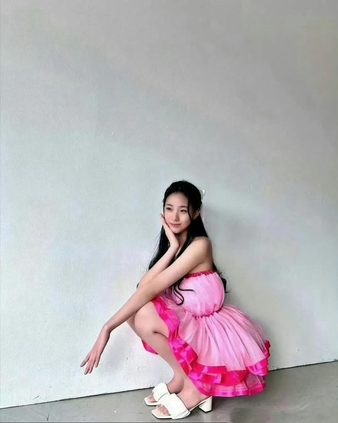 小S宣传二女儿画展：绽放幸福光芒近日，小S在社交平台积极为二女儿的画展宣传，