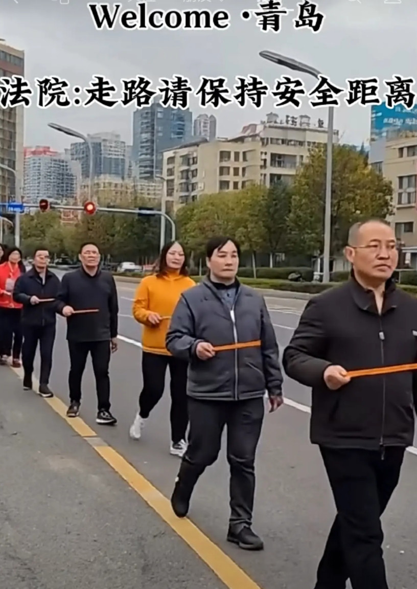今天刷视频看到一条这样的视频，是青岛的一个博主发的，大概的意思就是说他们那边走路
