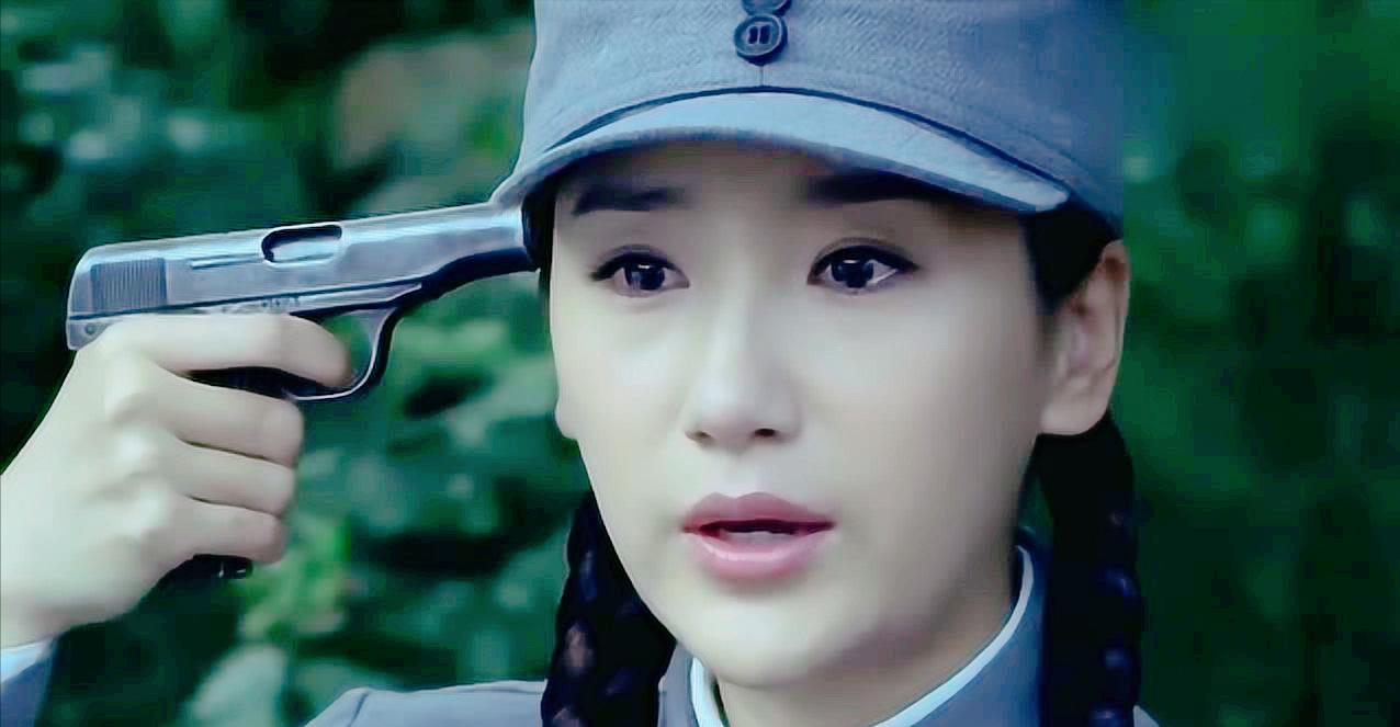 1939年，一名女八路被日军抓捕。冰冷的铁链锁住她的手腕时，她藏在袖口里的密