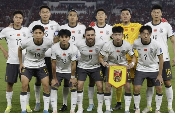 国足0-1落后印尼，朱辰杰被换下场时的散漫：队医拽都拽不动
