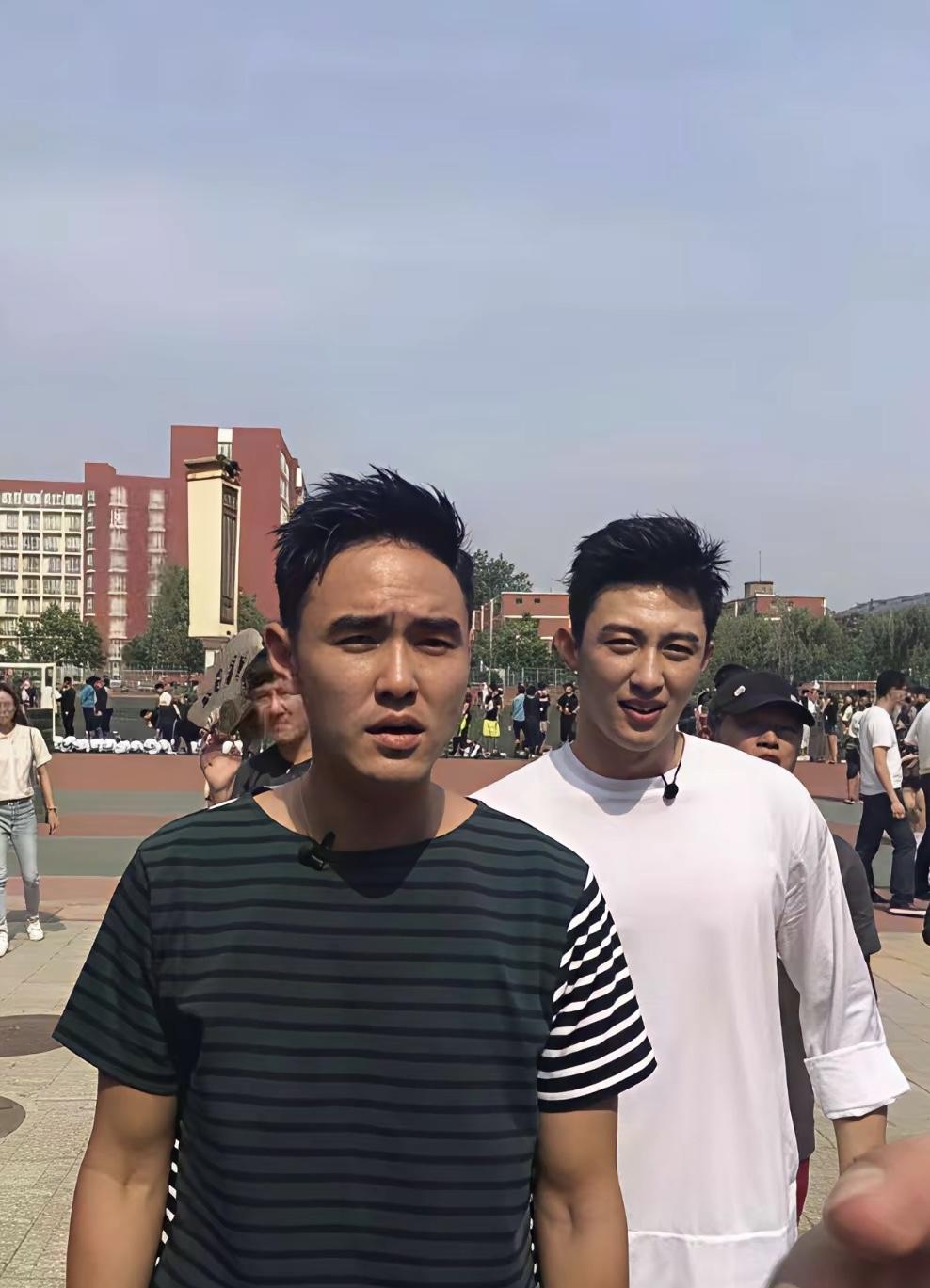 2016年，黄景瑜和阮经天参加综艺节目《约吧！大明星》的合影。当时，两人在北