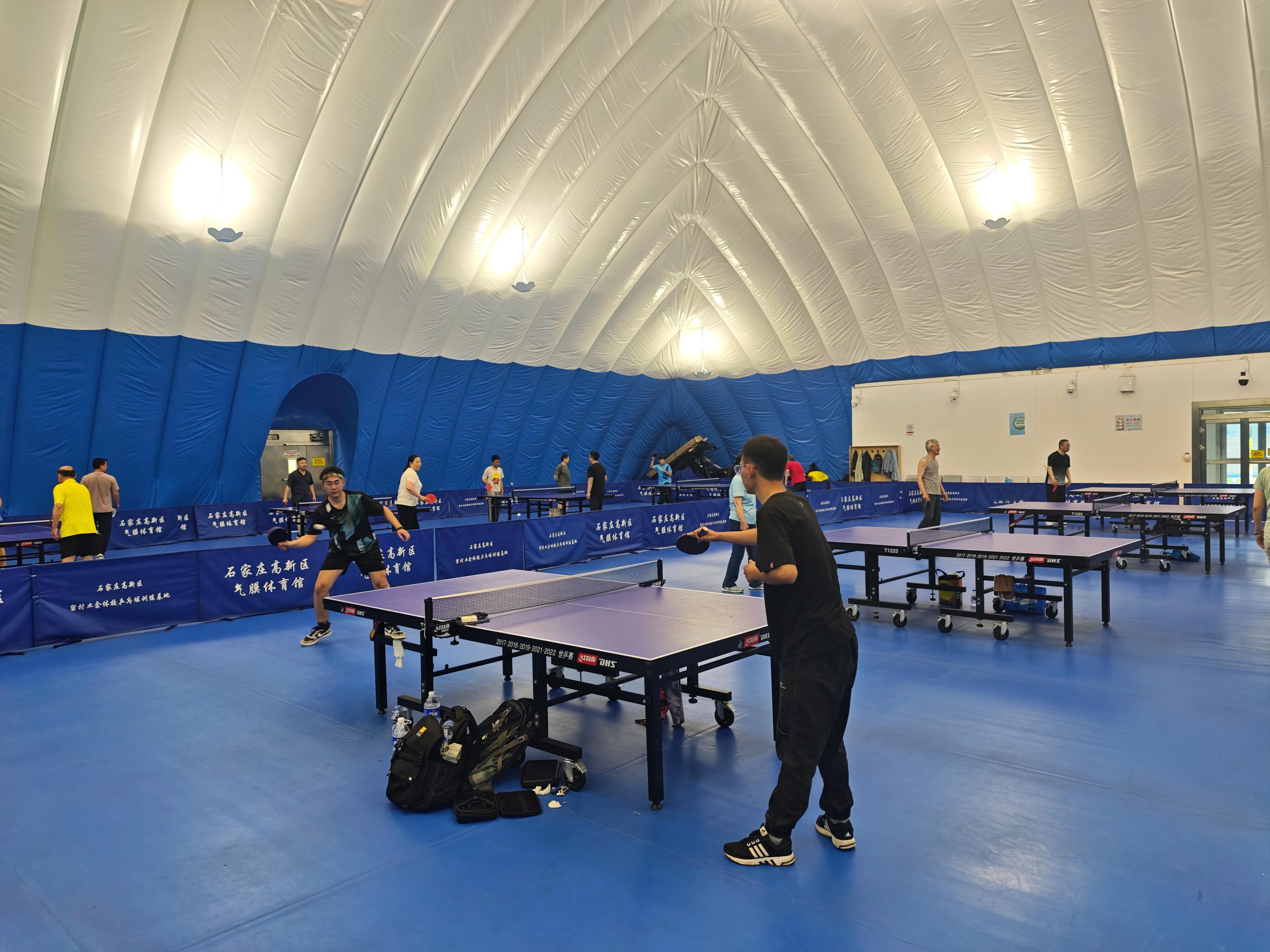 欧哥刚刚在打球，发生了一件有趣的事情刚才一个小朋友叫我叔叔捡一下球，然后又一个小