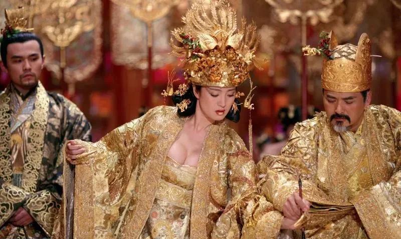 古人的衣服都拖到地上了，他们不怕把衣服弄脏吗？考古学家曾发掘出一件保存完好的明