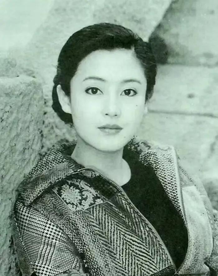 陈红年轻时是真漂亮啊，脸型大气端方，五官精致灵动，真的无可挑剔。#陈红#