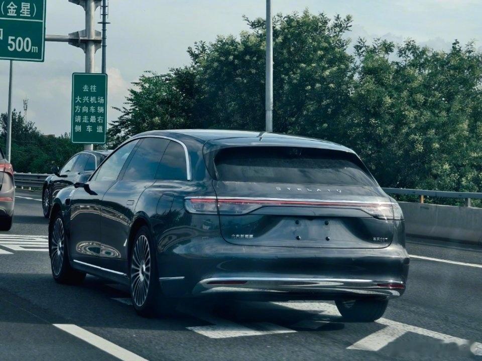 享界S9T实车曝光7月21日，网络上曝光了几张该车的实车图。参考申报信息，其长宽