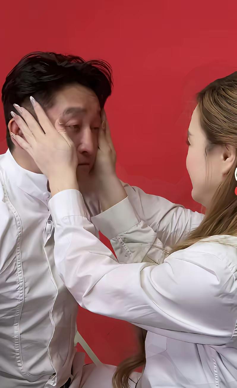 夫妻对视十五秒的片段，戳中很多成年人的情感痛点。镜头里面邹市明红了眼眶流下眼泪，