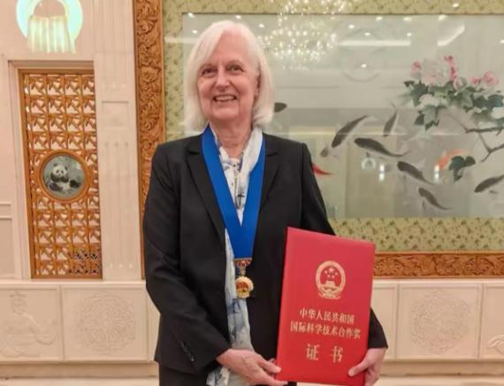 没想到中国光刻胶研发的大佬级别的人物，竟然是一个拉脱维亚裔美国人。7月8日她站上
