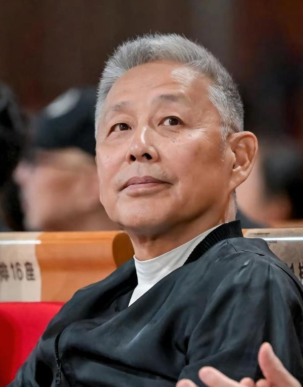 陈道明说过一段很扎心的话他说：“人到七八十岁会明白：你拼尽全力把孩子培养好，送