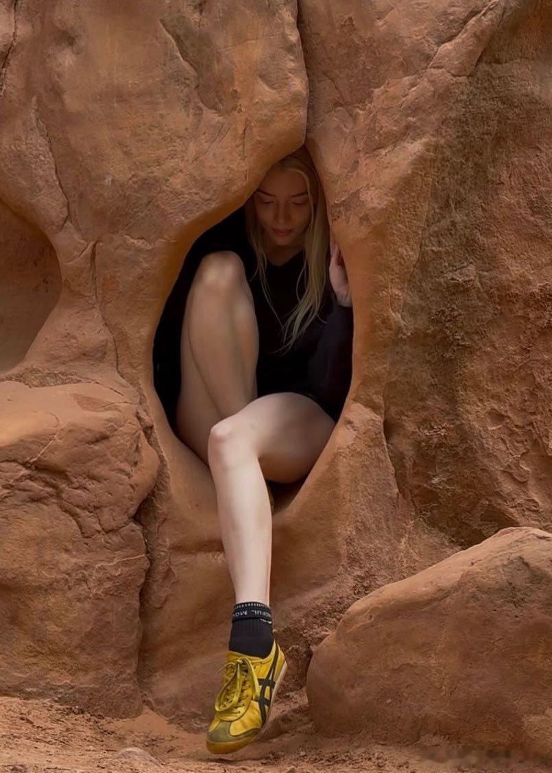 安雅·泰勒-乔伊30岁生日游玩锡安国家公园的照片