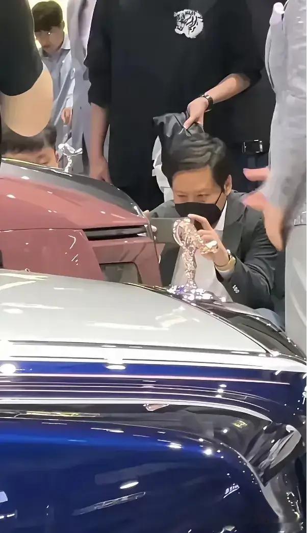 2025粤港澳大湾区车展，雷总在劳斯莱斯前拿着小米手机在拍照，雷总逛车展，除了推