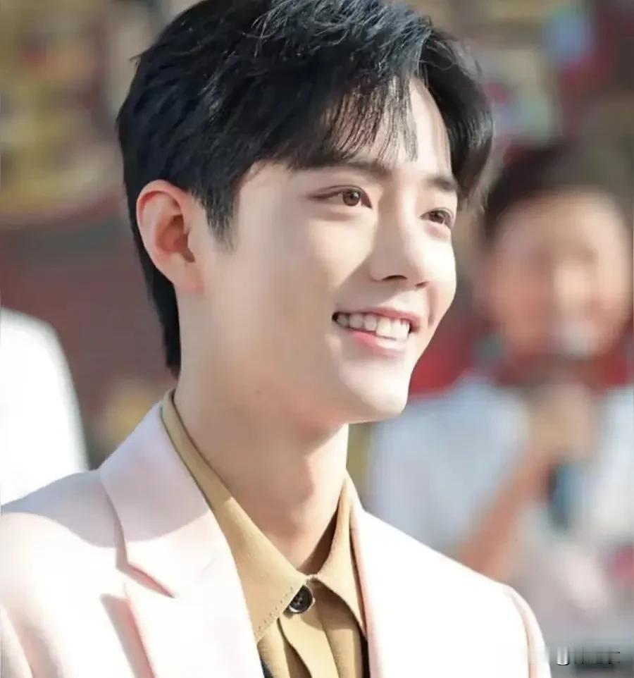 肖战饰演的角色都很有魅力，但是我爱他本人大于他的角色，喜欢营业“媚粉”的可能不