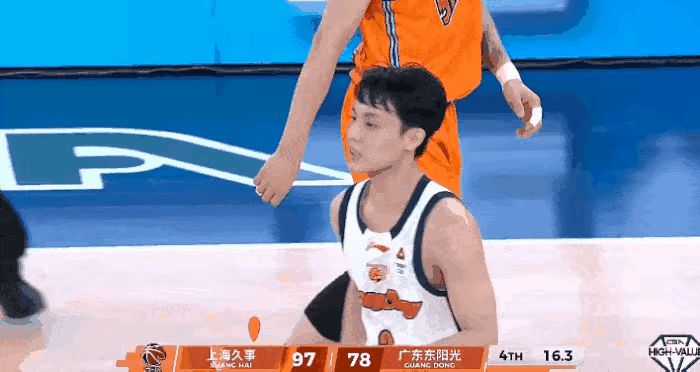 广东队客场惨败上海久事，杰师傅与球迷互怼恐有大麻烦，他情绪激动的原因竟然是这个。