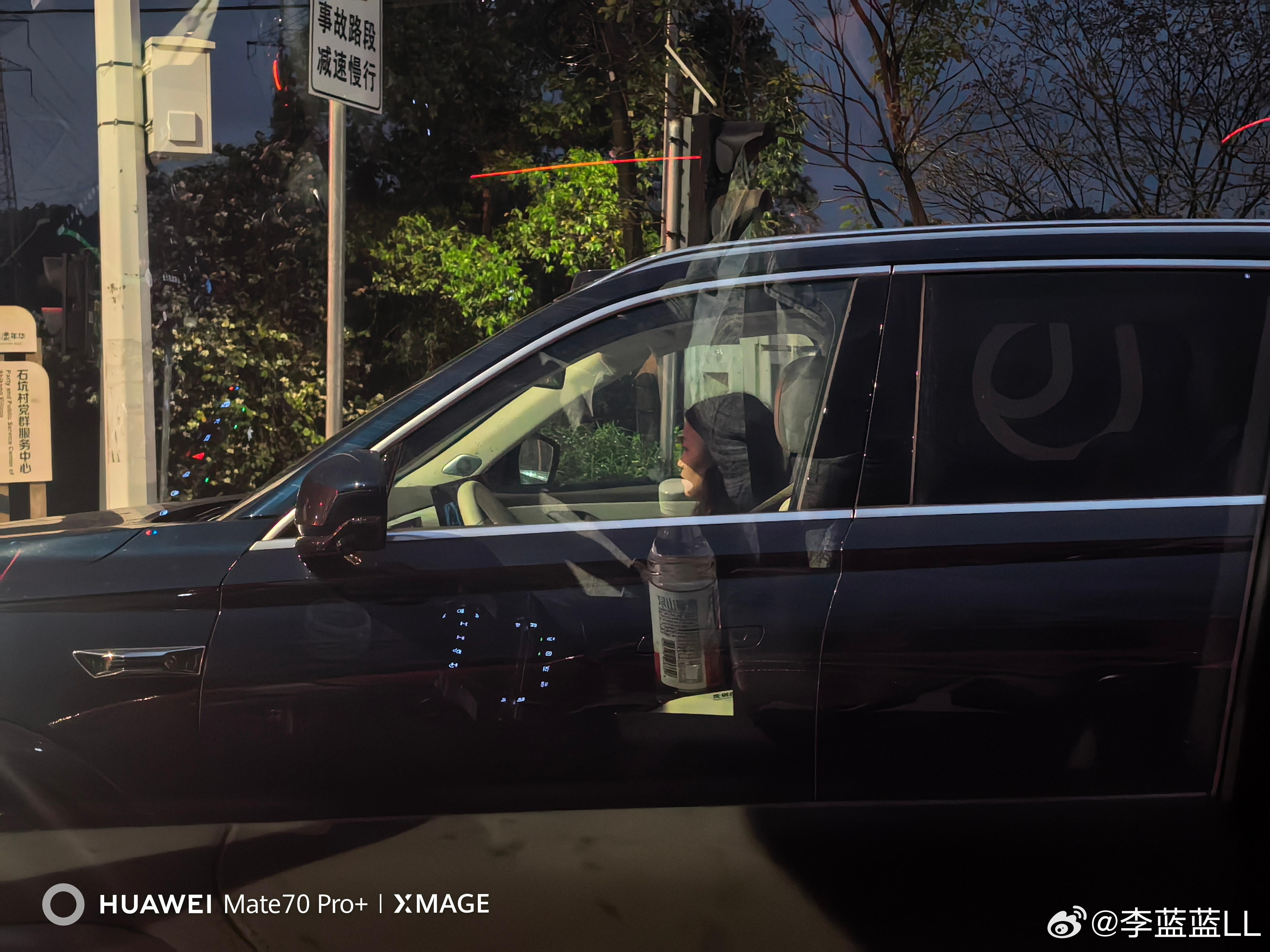 遇到个开蓝山的小姐姐。老猛了，撵不上...好像CC车主开车都比较快？