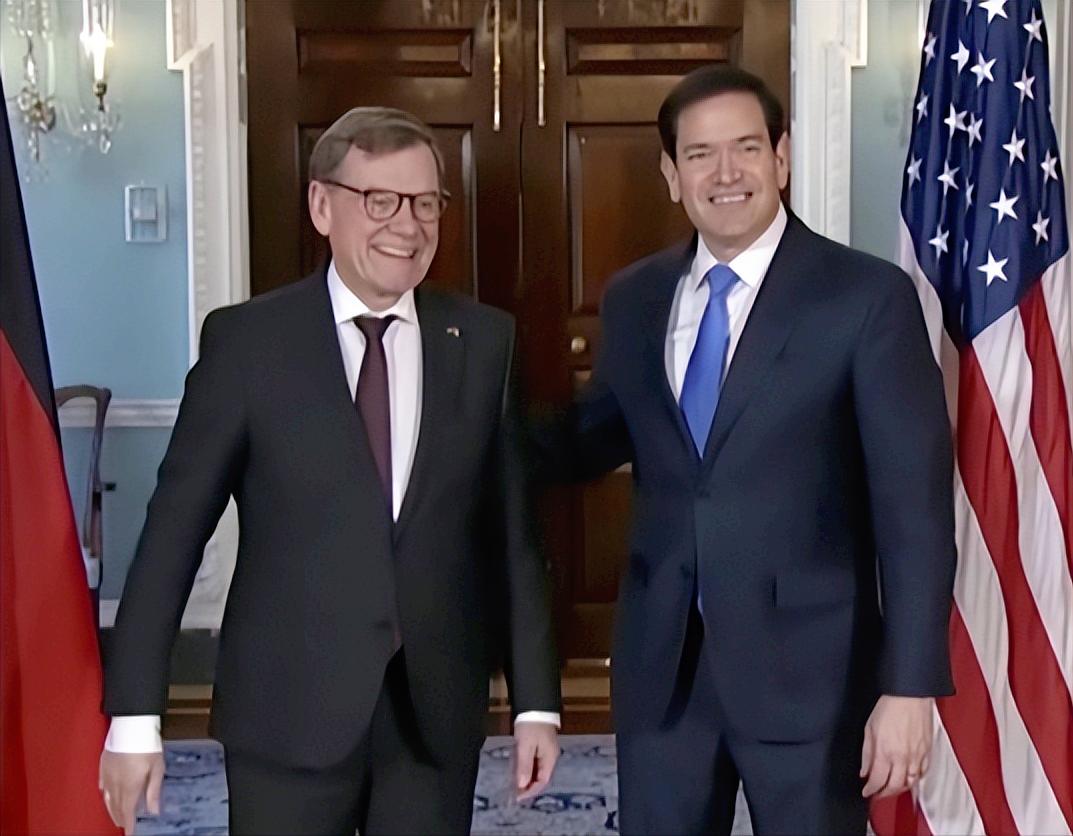 北极圈这出大戏直接炸场了，德国外长揣着忐忑去华盛顿，本来想摸摸美国硬盯格陵兰的真