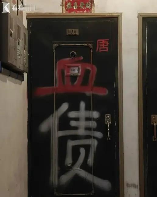 这哪是邻居？简直是谍战剧！上海徐汇一对夫妻，因漏水问题和楼上邻居闹翻后，竟在自家