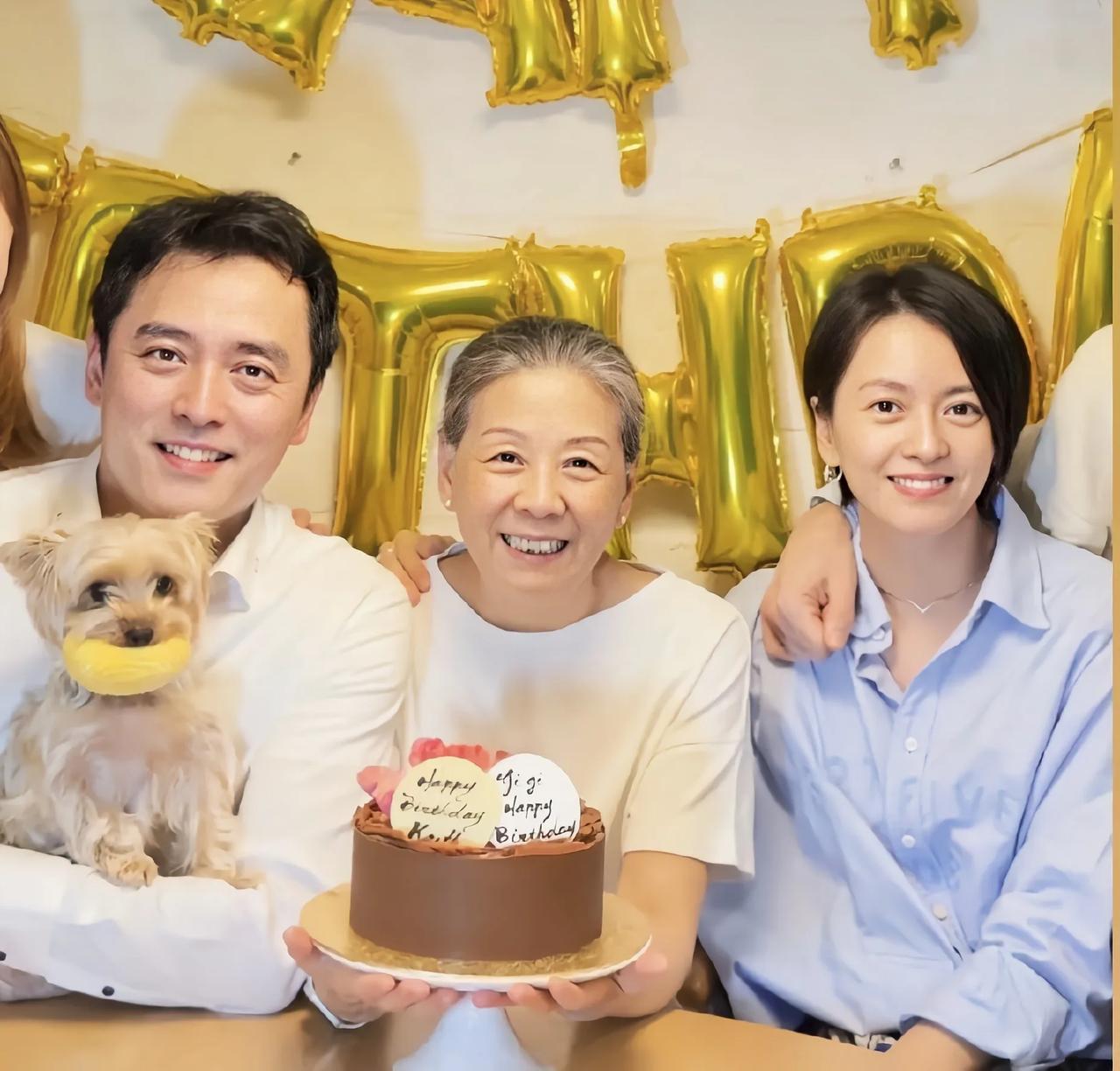 梁咏琪和双胞胎弟弟一起过50岁生日，晒两人童年和50岁对比照梁咏琪最近迎来了