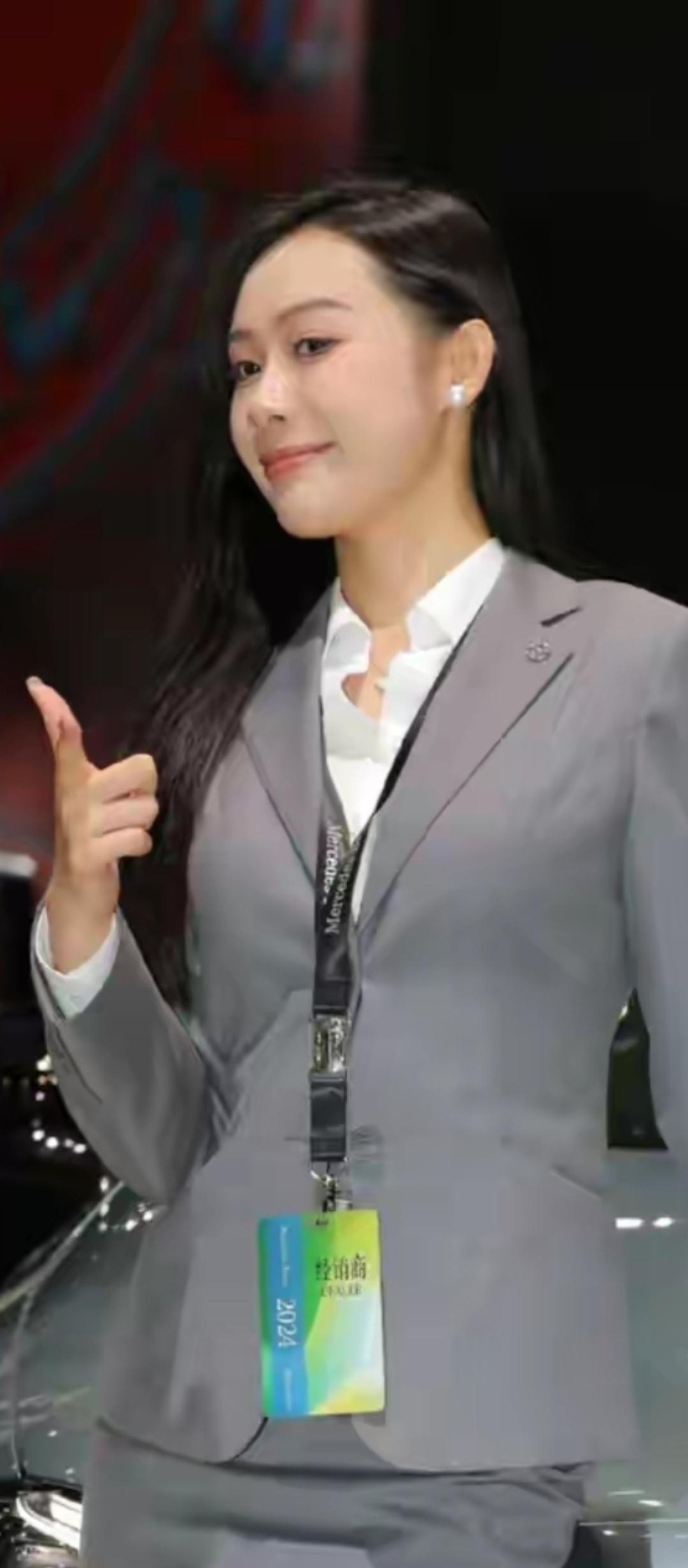 职场女性风采，自信满满！💼✨