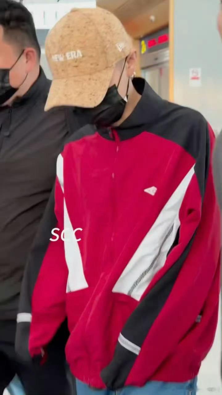 鹿晗寸头鹿晗出道以来最短的头发真的脸在江山在，优越骨相什么发型发色都能完美驾驭应