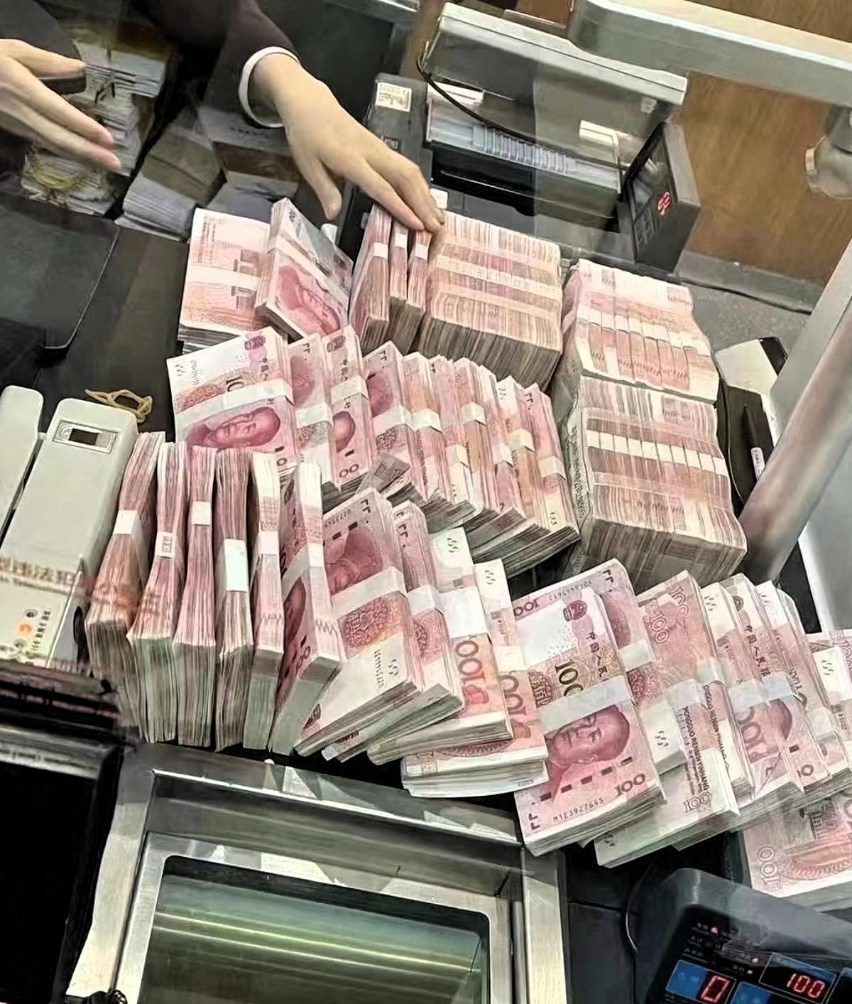 现在的利息，真是一年比一年没法看了。前两天我那四十万到期了，兴冲冲跑去银行想