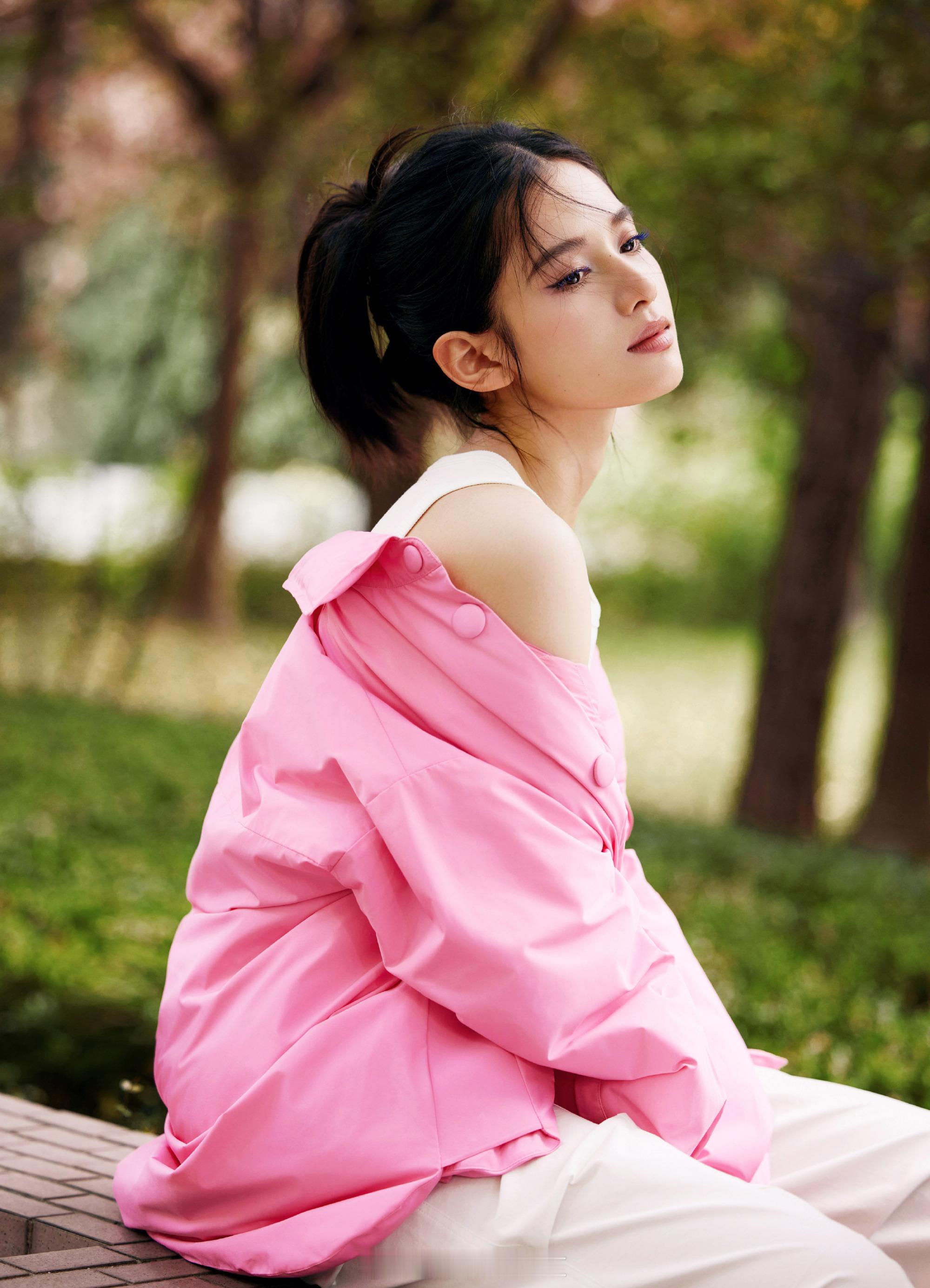 张婧仪光影跃动粉蓝色彩​​​