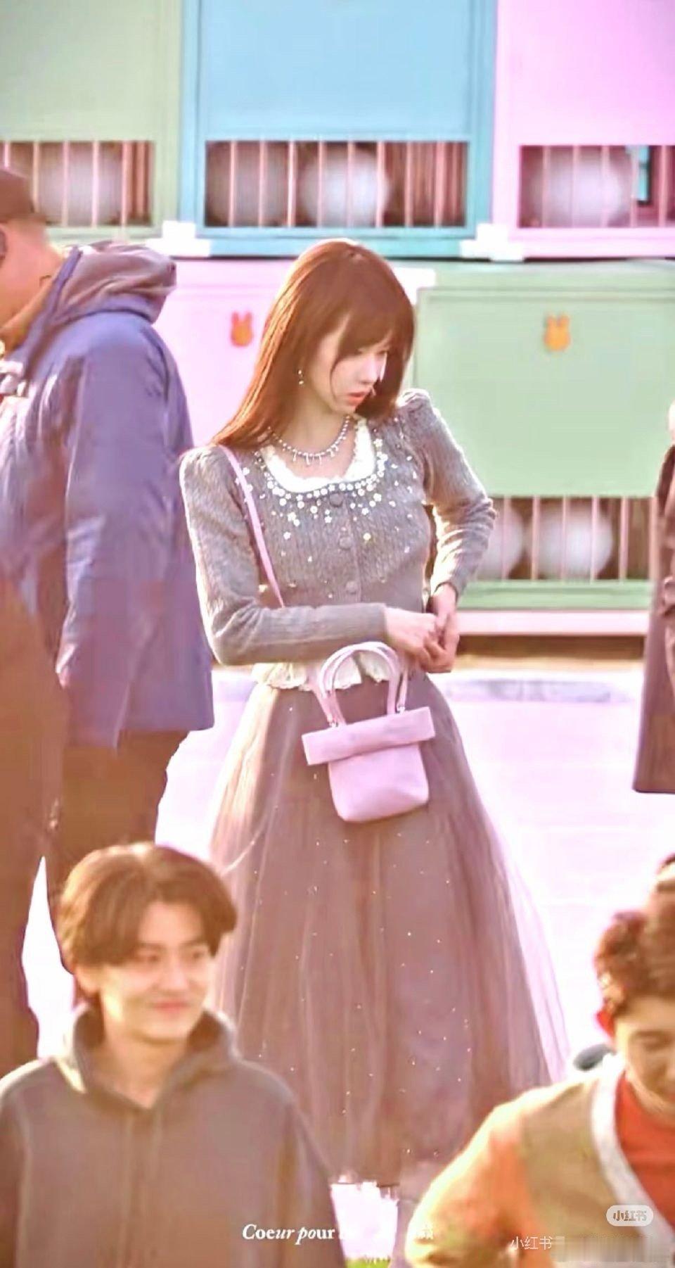 陈都灵妹感也是魅感她拍戏时有个习惯，对手说台词她就静静听着，眼睛不眨地盯着对