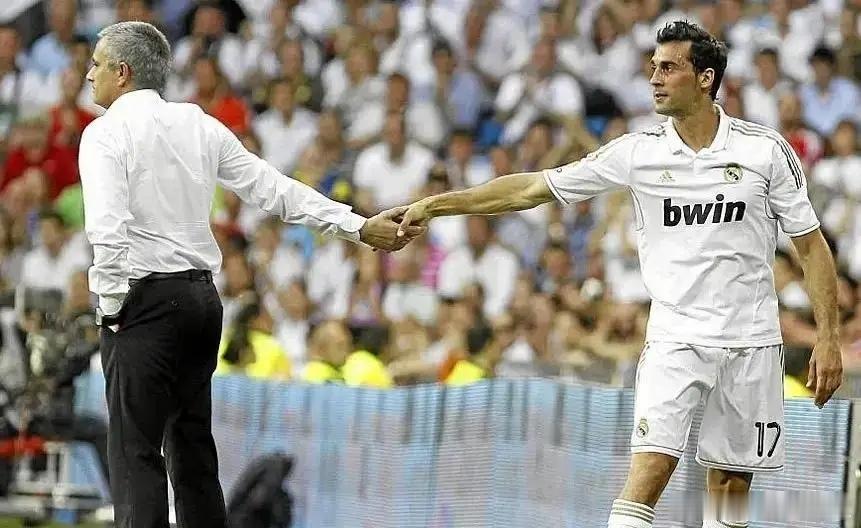 皇马真是送佛送到西呀如果本菲卡3比2赢了，还是要被淘汰，索性再送两个人头，被罚下