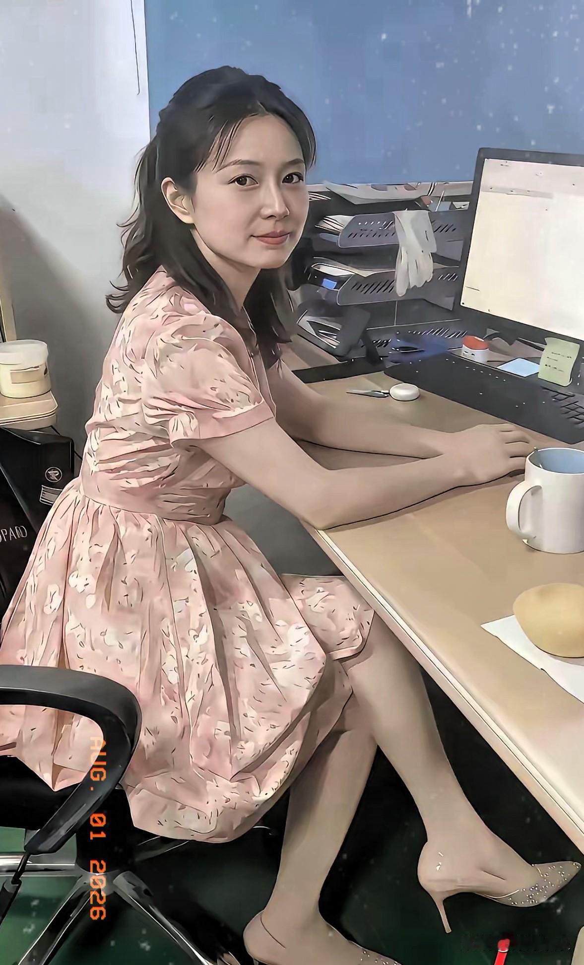 我和公司一女同事平时关系不错。今天午休，我嘴欠，逗她：“抱你一下，给你200，干