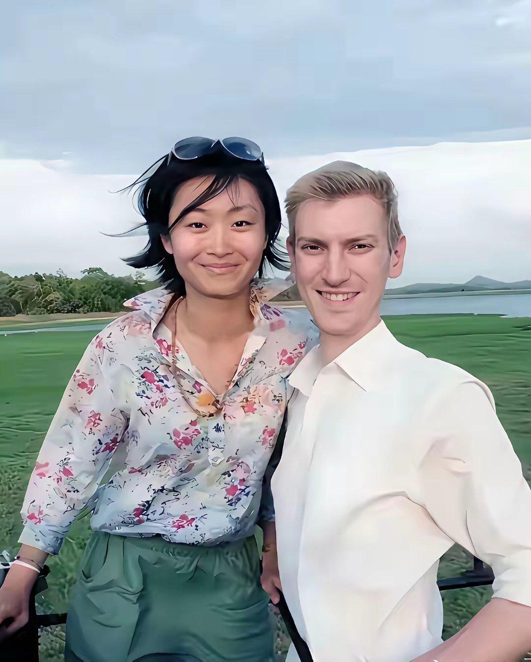 敬一丹的女儿幸福满满知名电视人的孩子中很多都是跨国婚姻高中就出国留学也难怪了！