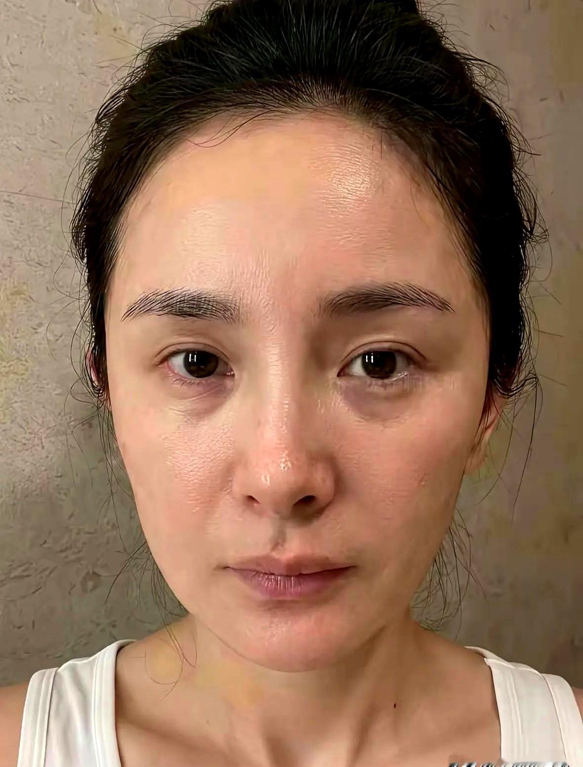 杨幂这回，直接掀了桌子！一张素颜照就这么甩出来了，没滤镜，没P图。