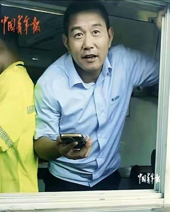 看完蓝天救援队在怀化收费站的这段经历，心情久久没法平静。刚刚从广西抗洪一线撤离，