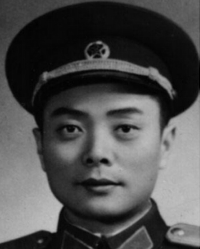 1992年，开国少将周世忠病重，临终之际，他拉着儿子崩溃大哭：“我好想她，我这辈