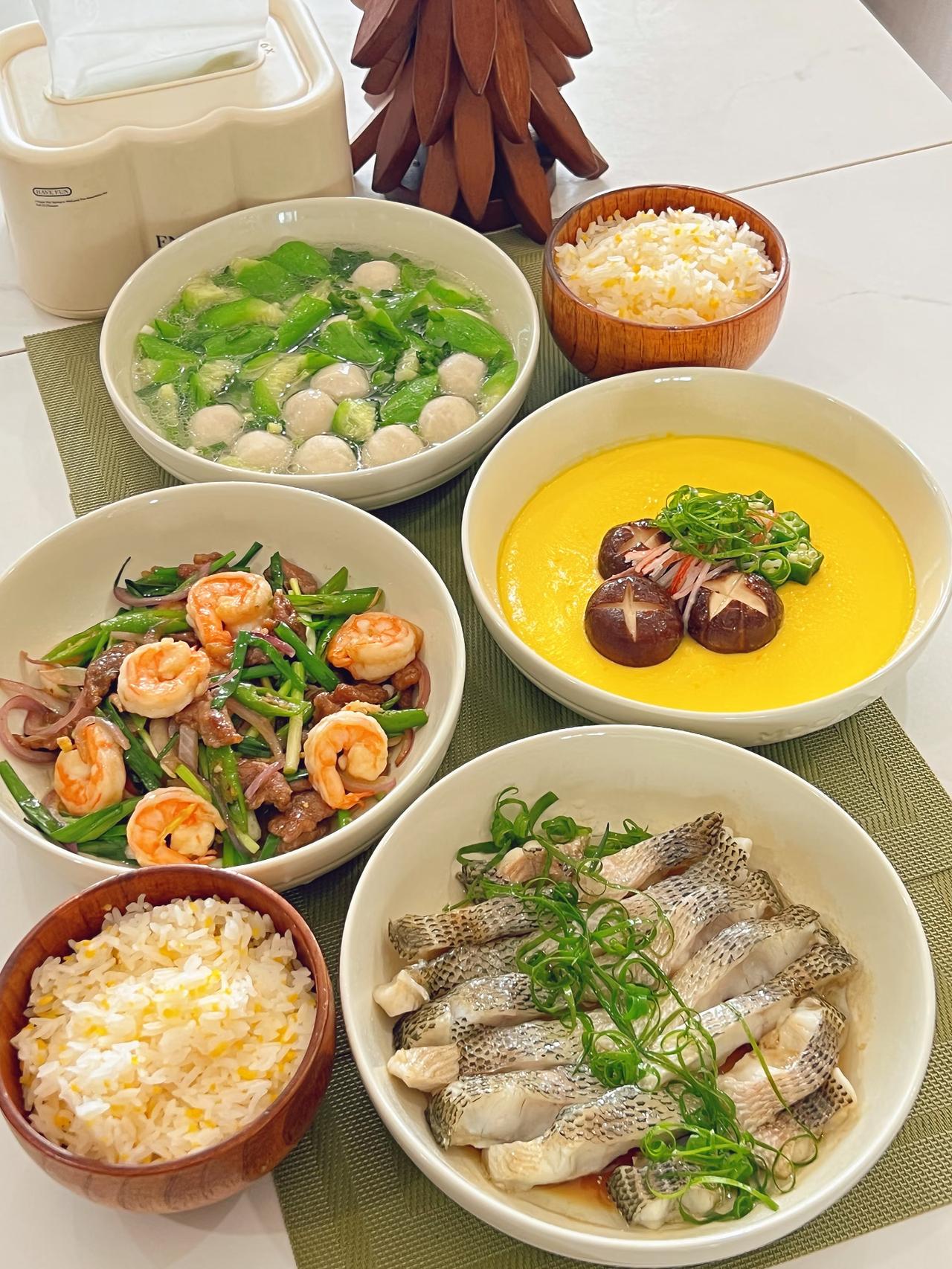 晚饭，尽量还是自己做，清淡一点不要紧的，不太好吃也不要紧的就行，最重要的是健康一