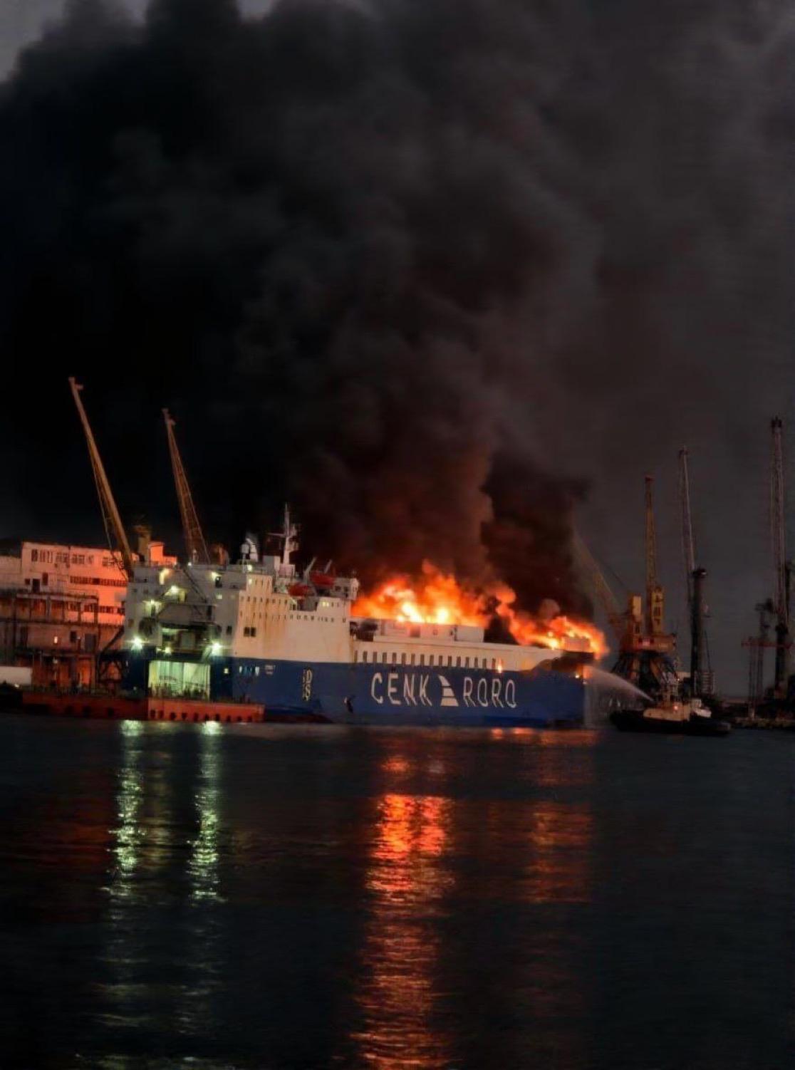 敖德萨港的仓库仍在燃烧，一艘土耳其货船也遭到袭击，与此同时，位于敖德萨州的邻近港