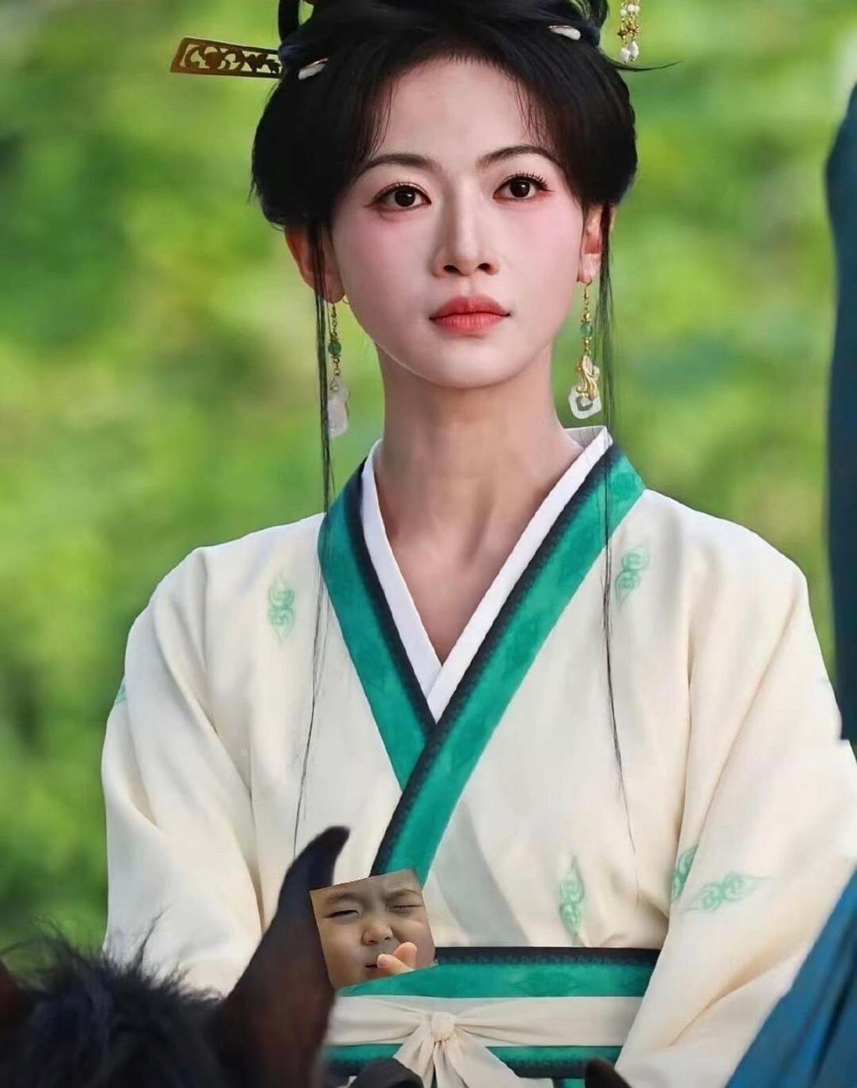 吴谨言这套造型也太好看了吧，好久没见到这么美的发髻了